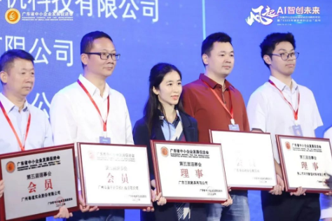 成功企業(yè)家或?qū)＜覍W(xué)者分享他們?cè)陬I(lǐng)域的實(shí)踐經(jīng)驗(yàn)